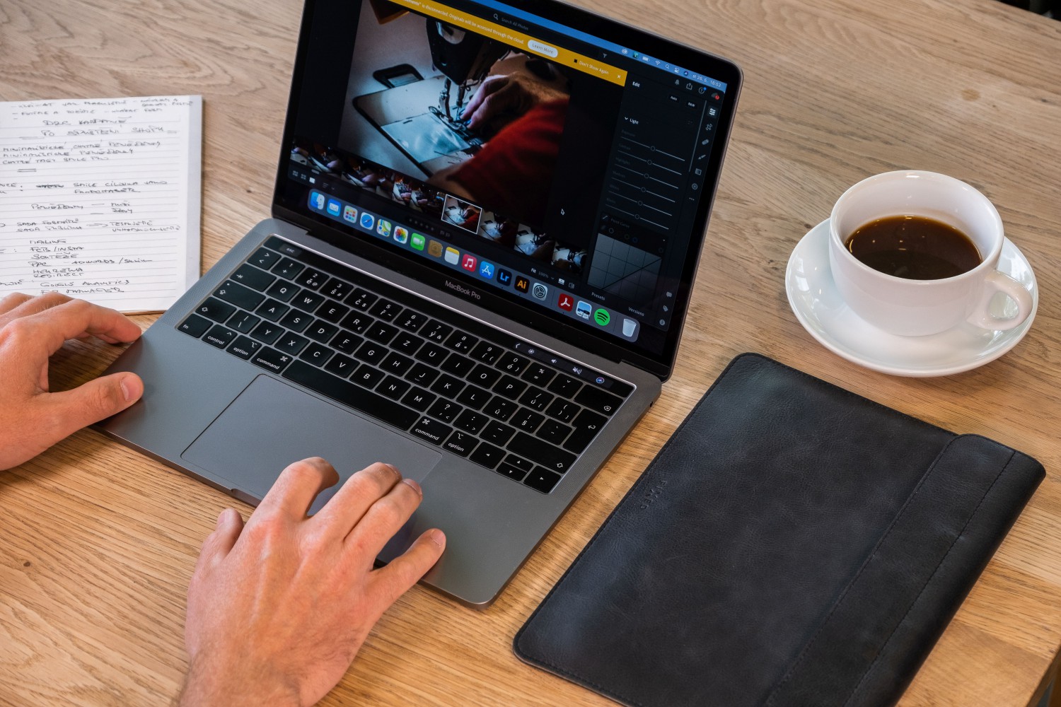 FIXED Oxford kožené pouzdro pro Apple MacBook 12", černá