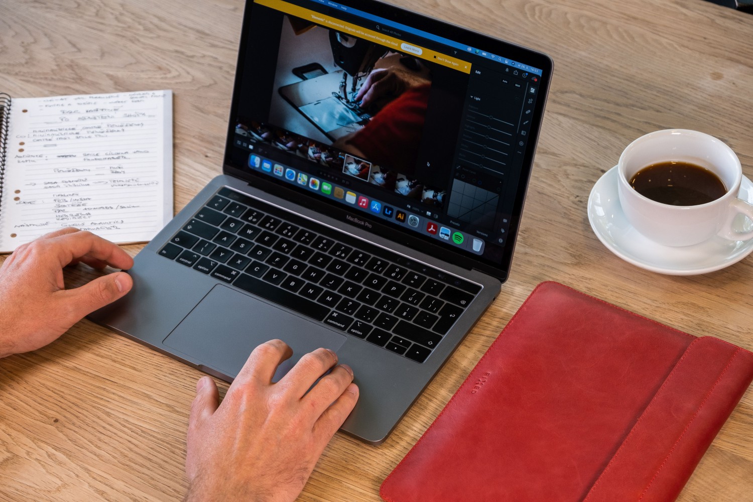 Kožené pouzdro FIXED Oxford pro Apple MacBook Pro 13" (2016 a novější), iPad Pro 12,9" (2015/2017), červená