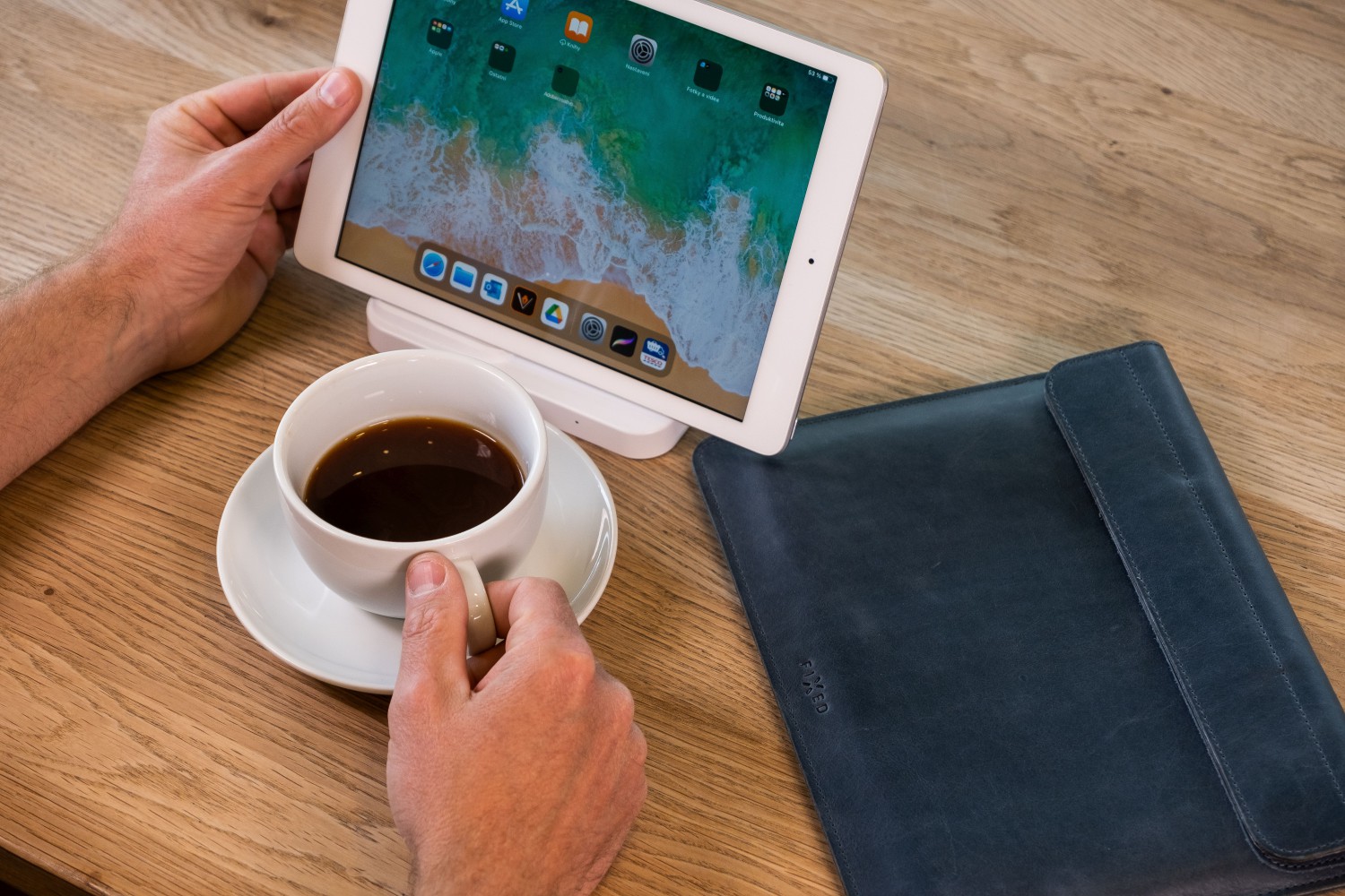 Kožené pouzdro FIXED Oxford pro Apple iPad Pro 11" (2018/2020/2021) a iPad Air (2020) s klávesnicí Magic Keyboard, modrá