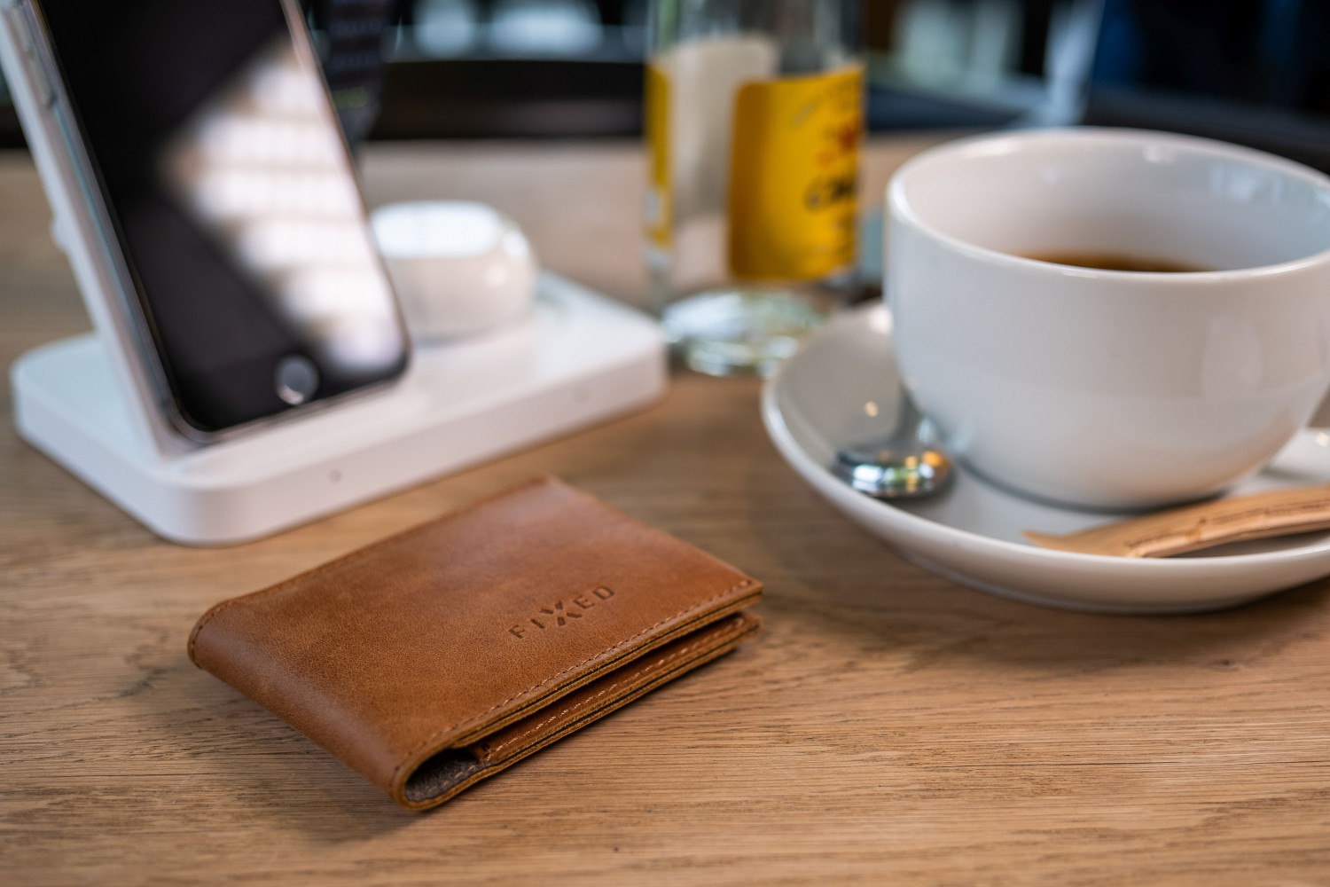 Kožená peněženka FIXED Wallet for AirTag, hnědá