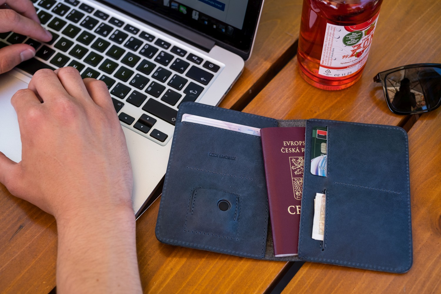 Kožená peněženka FIXED Smile Passport se smart trackerem FIXED Smile PRO, modrá