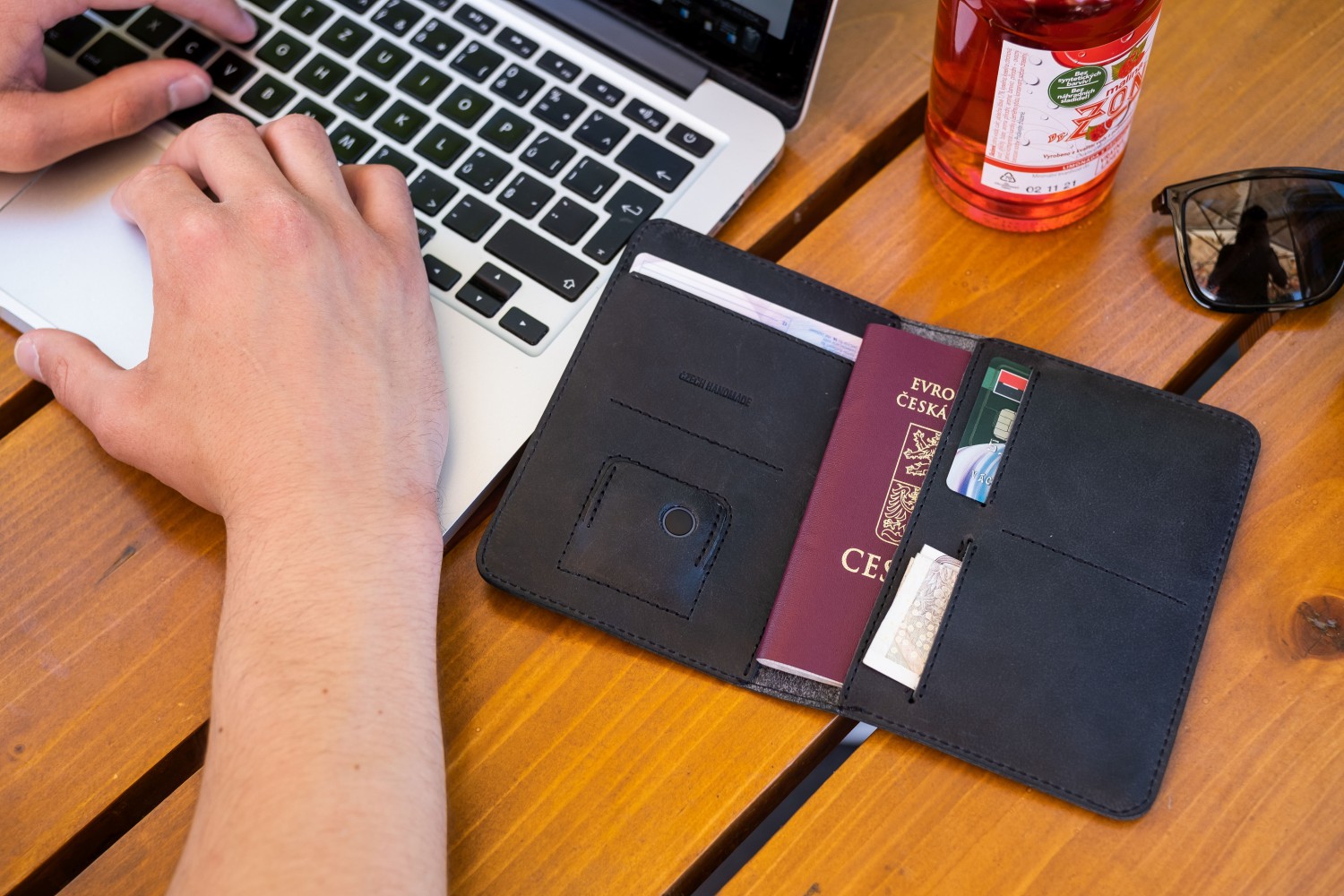 Kožená peněženka FIXED Smile Passport se smart trackerem FIXED Smile PRO, černá