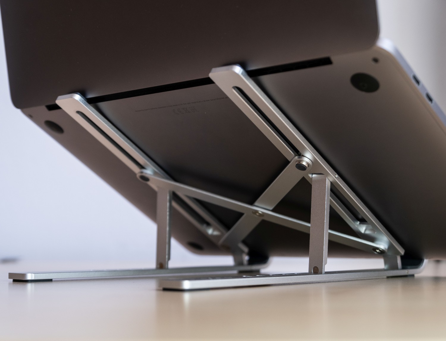 Skládací hliníkový stojánek FIXED Frame Fold pro notebooky a tablety, stříbrný