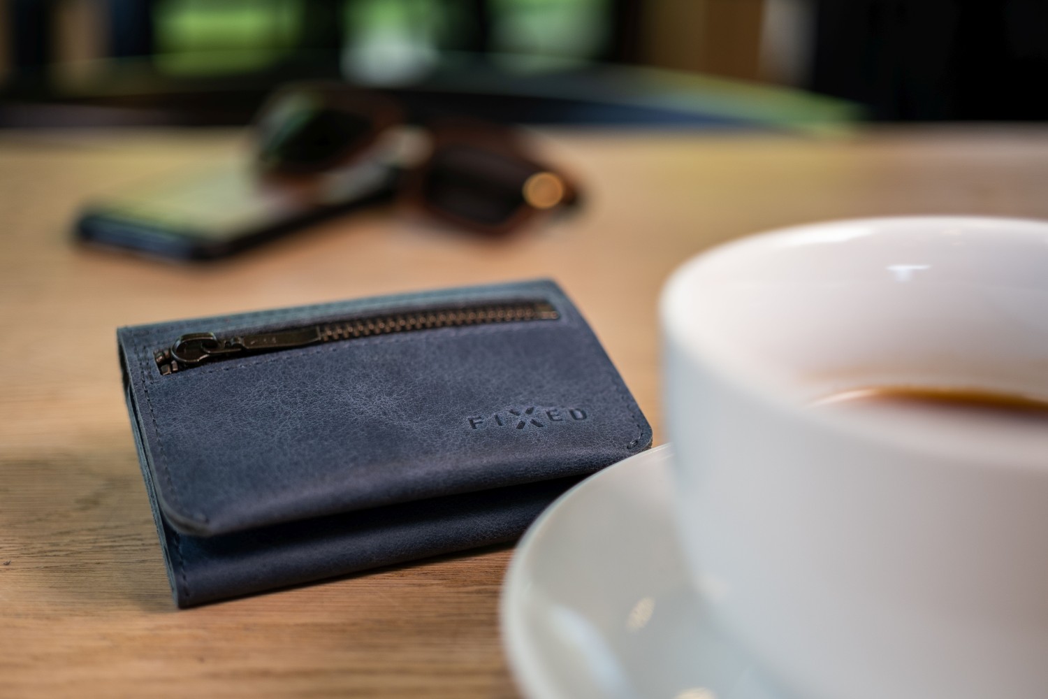 Kožená peňaženka FIXED Tripple Wallet for AirTag z pravej hovädzej kože, modrá