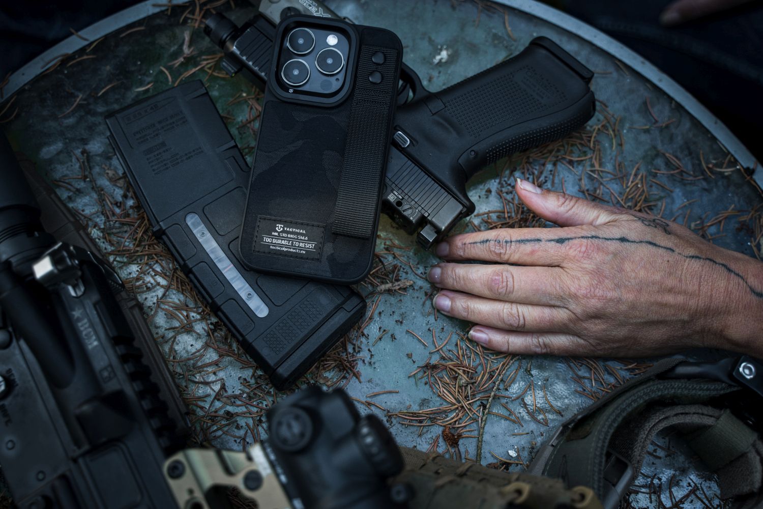 Zadní kryt Tactical Camo Troop pro Apple iPhone 13, černá