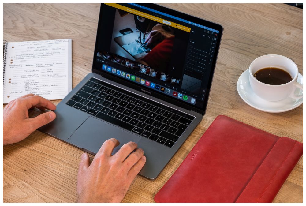 Kožené pouzdro FIXED Oxford pro Apple MacBook Air 15,3" (2023) M2, červené