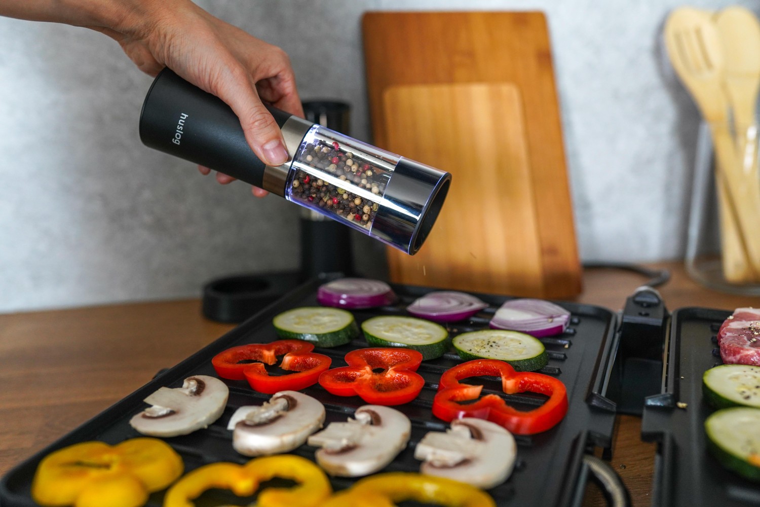 Huslog AK-0849 Elektrické mlýnky na koření s nabíjecí stanicí