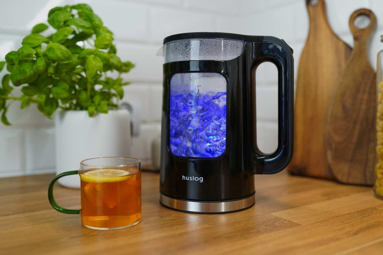 Huslog AK-02024H Rychlovarná konvice 1,7l černá sklo/plast