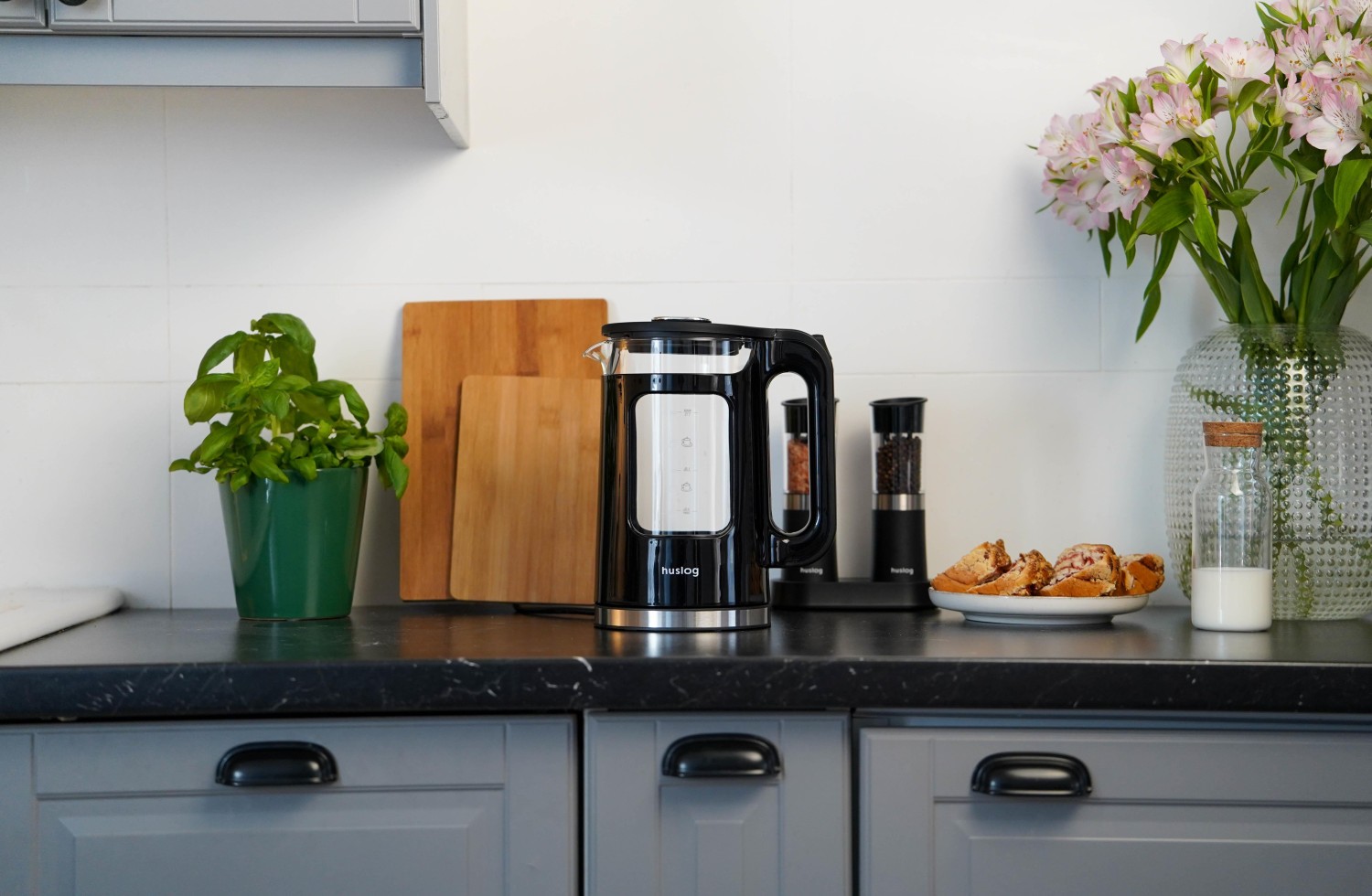 Huslog AK-02024H Rychlovarná konvice 1,7l černá sklo/plast