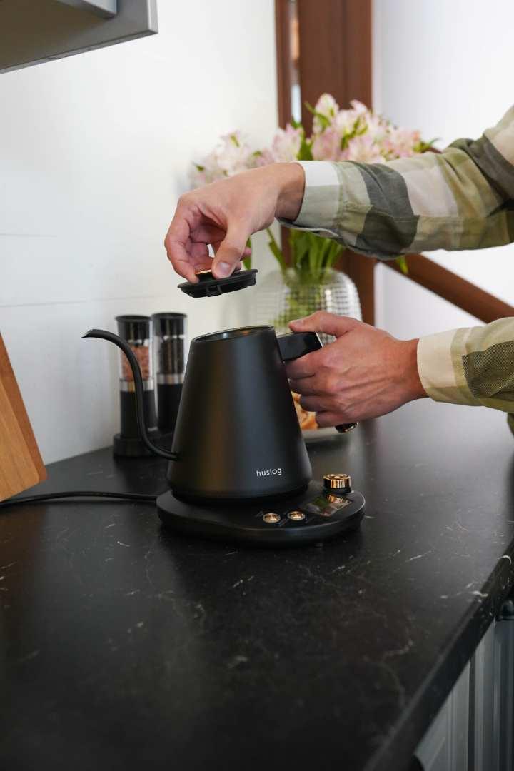 Huslog AK-02044H Rychlovarná konvice 1,7l černá nerezová