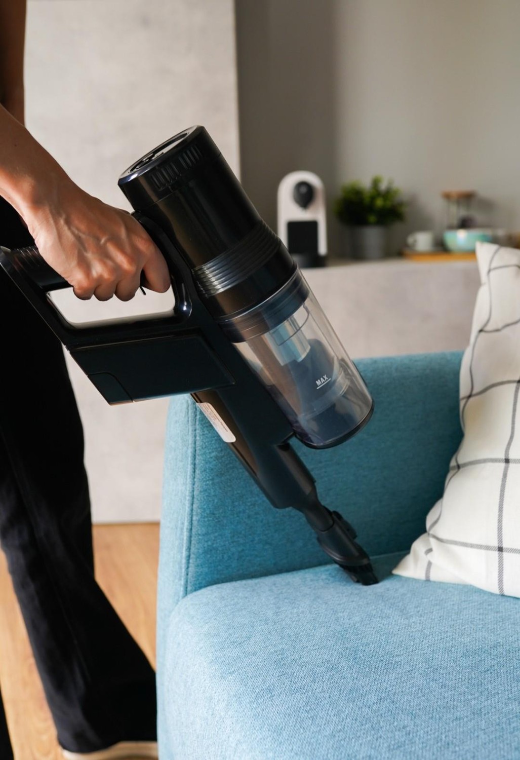 Huslog AD-1648 Akumulátorový vysavač černá