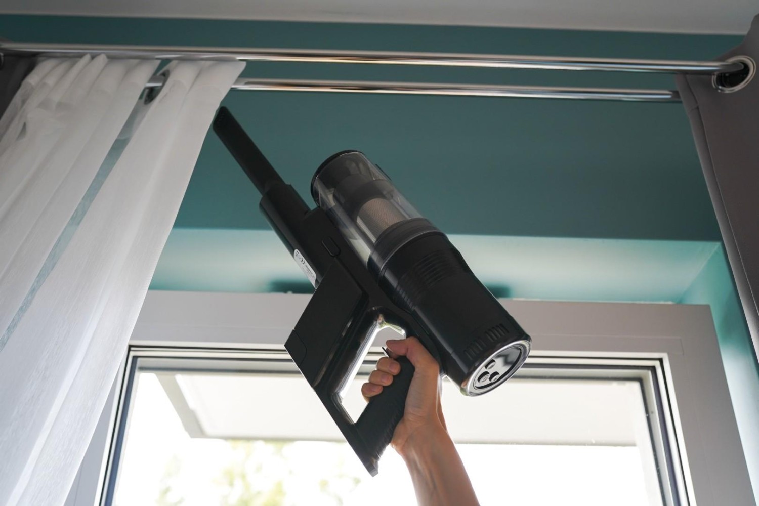 Huslog AD-1648 Akumulátorový vysavač černá