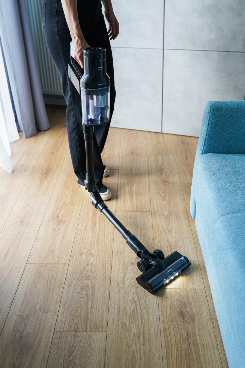 Huslog AD-1648 Akumulátorový vysavač černá