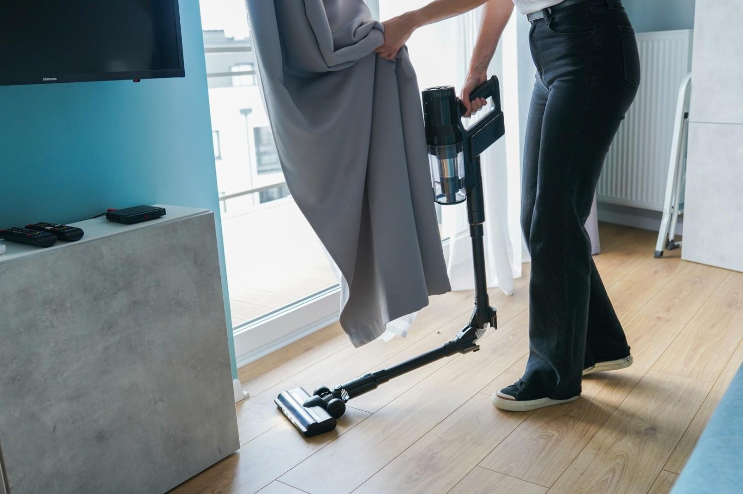 Huslog AD-1648 Akumulátorový vysavač černá