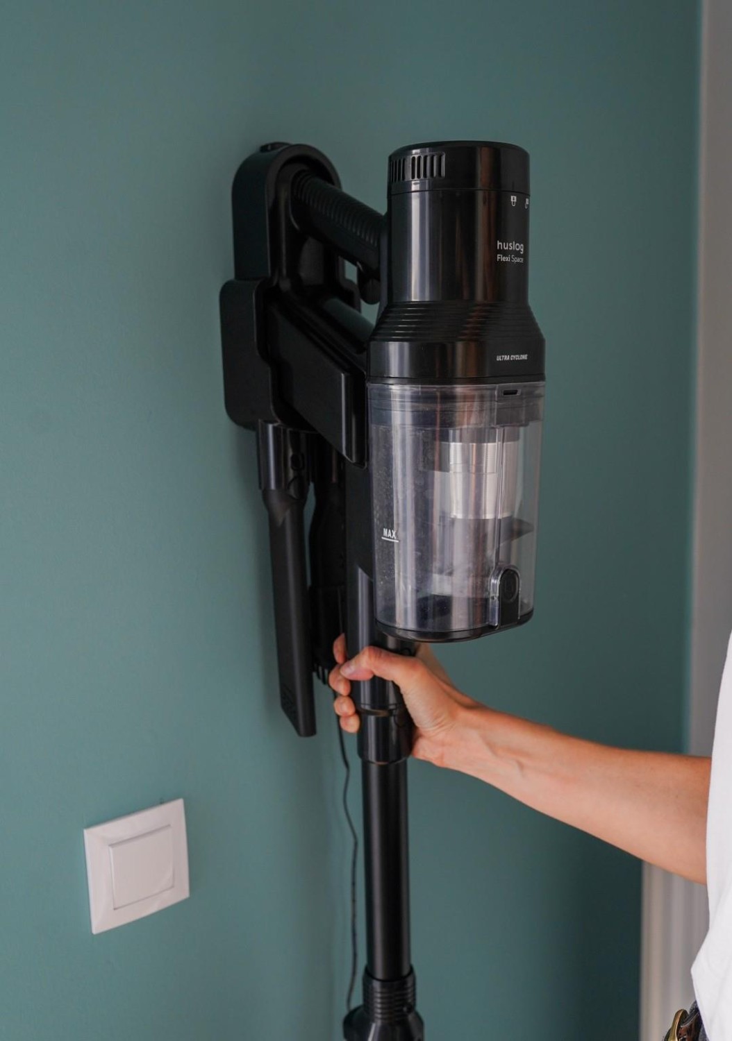 Huslog AD-1648 Akumulátorový vysavač černá