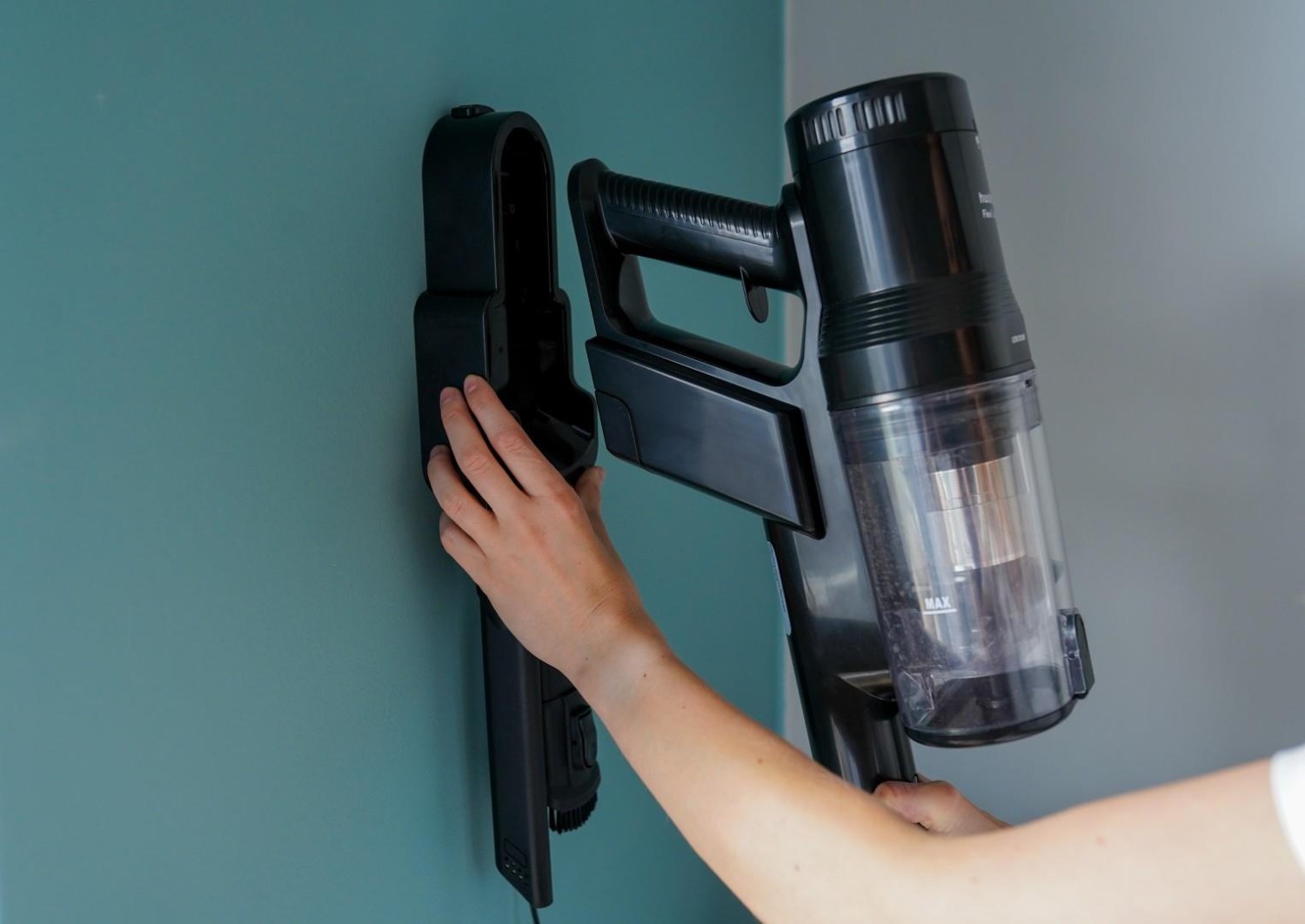 Huslog AD-1648 Akumulátorový vysavač černá