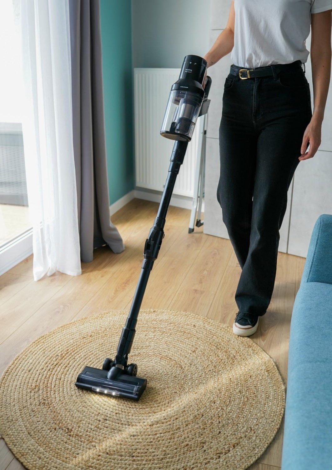 Huslog AD-1648 Akumulátorový vysavač černá