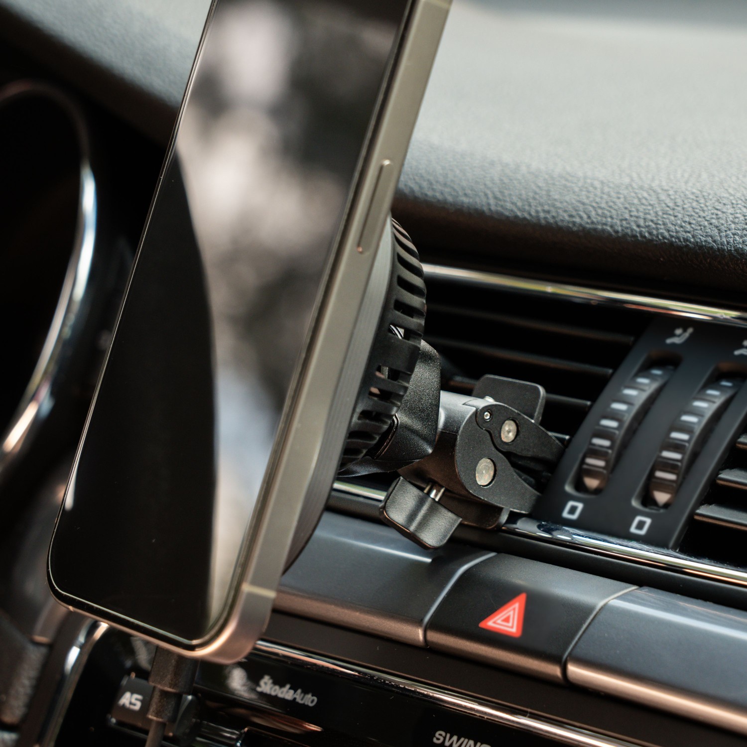 Magnetický držák do ventilace Swissten MagRide s bezdrátovým Qi2 15W nabíjením (kompatibilní s MagSafe)