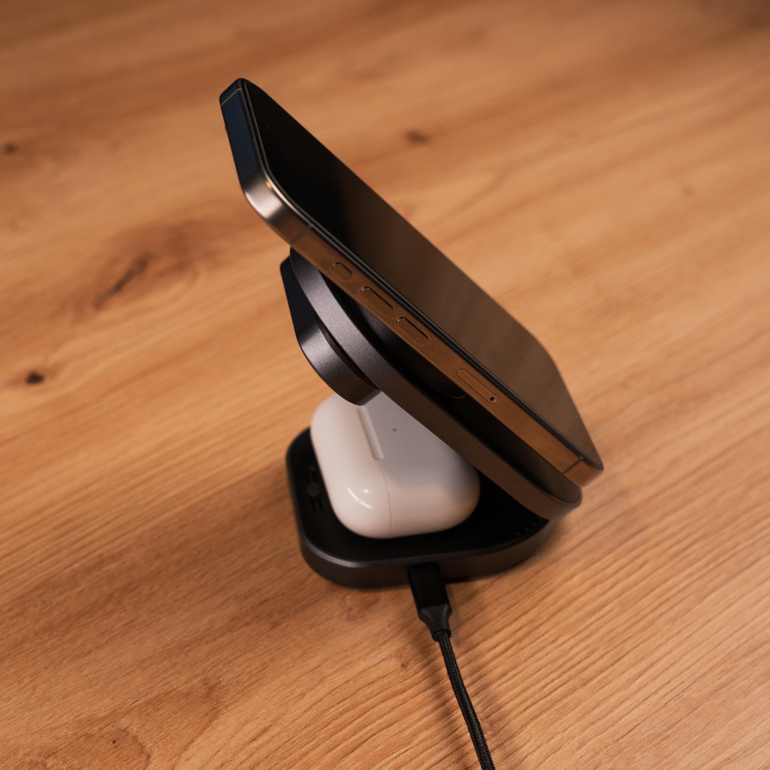 Skládací bezdrátová Qi2 nabíječka Swissten MagBase 3v1 (kompatibilní s MagSafe) černá