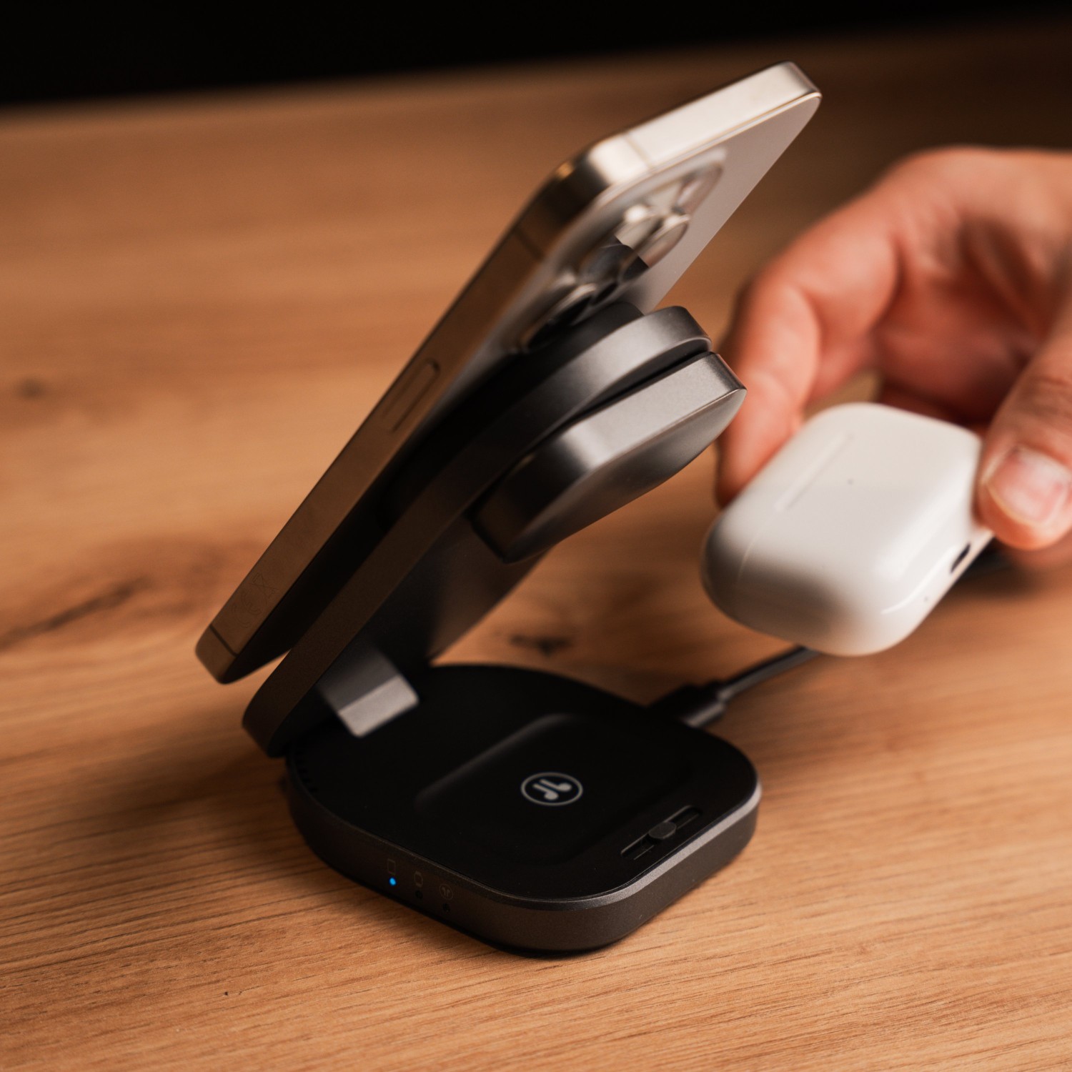 Skládací bezdrátová Qi2 nabíječka Swissten MagBase 3v1 (kompatibilní s MagSafe) černá