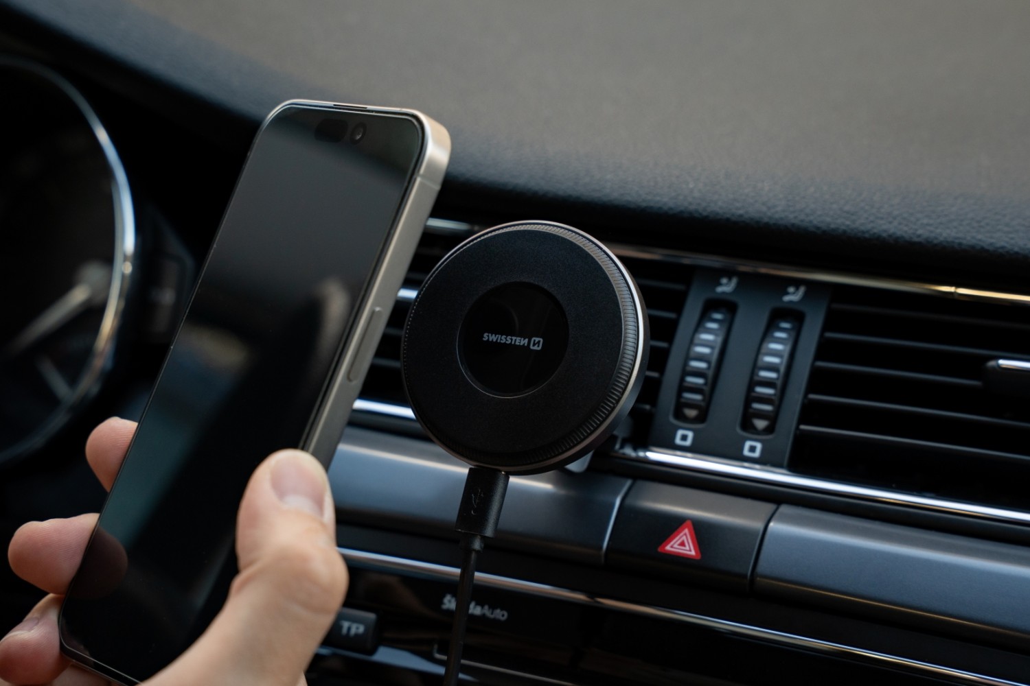 Magnetický držák do ventilace Swissten AirHold s bezdrátovým nabíjením (kompatibilní s MagSafe)