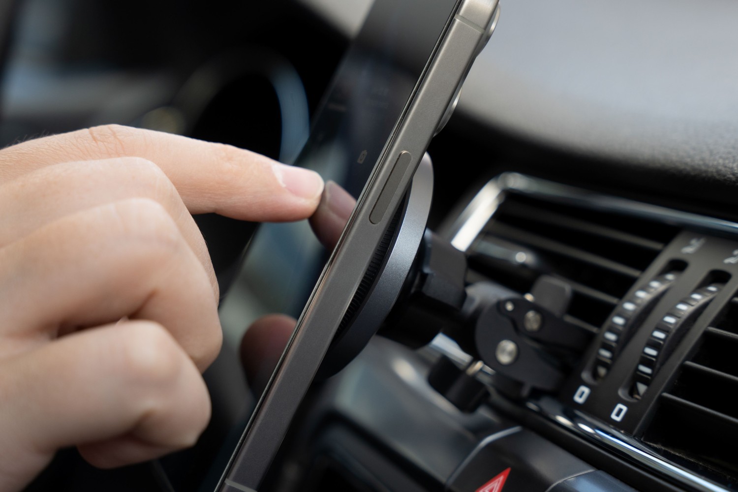 Magnetický držák do ventilace Swissten AirHold s bezdrátovým nabíjením (kompatibilní s MagSafe)