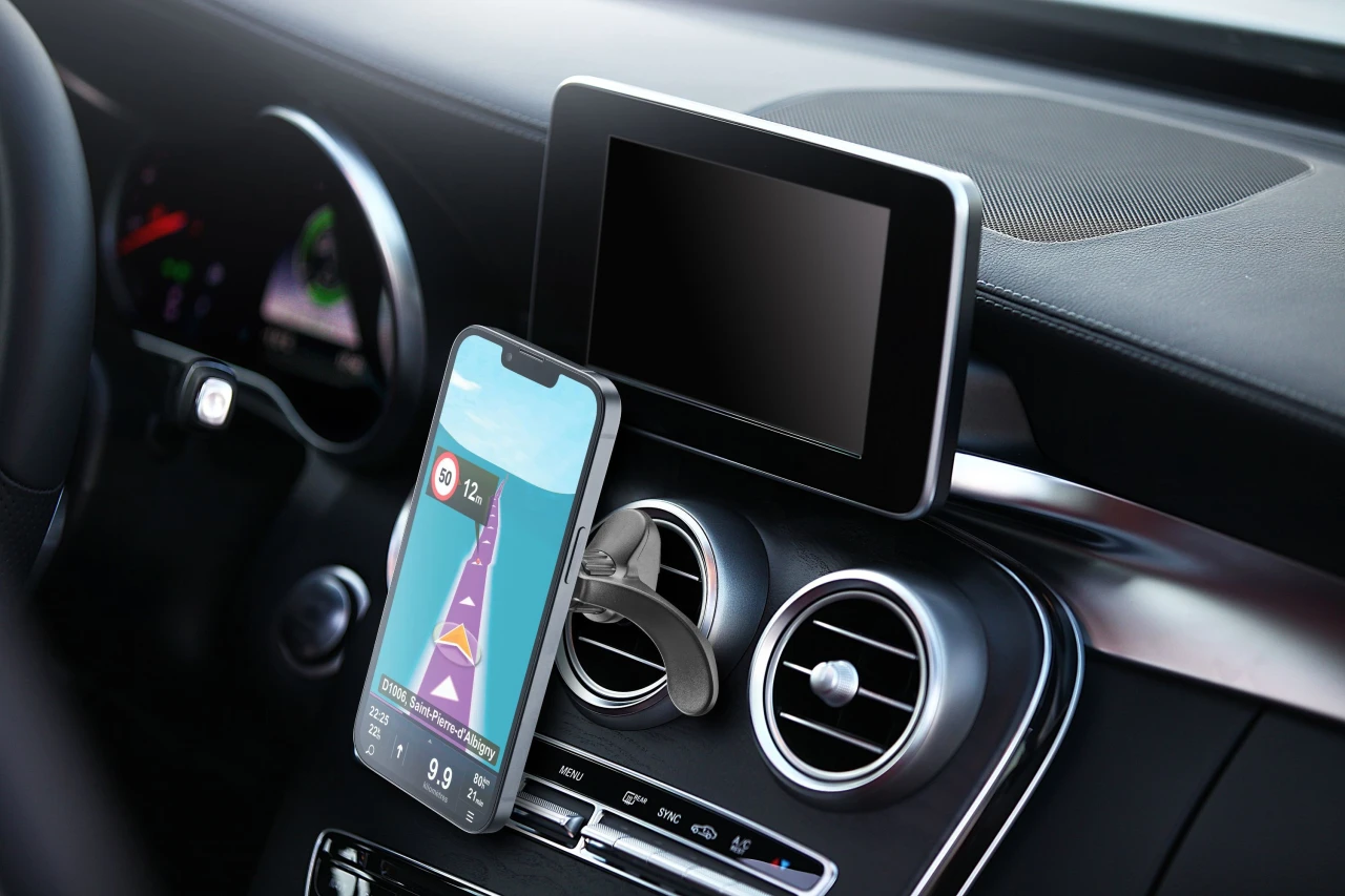 Magnetický držák Cellularline Touch Mag Air Vents s uchycením do mřížky ventilace a podporou MagSafe, černá