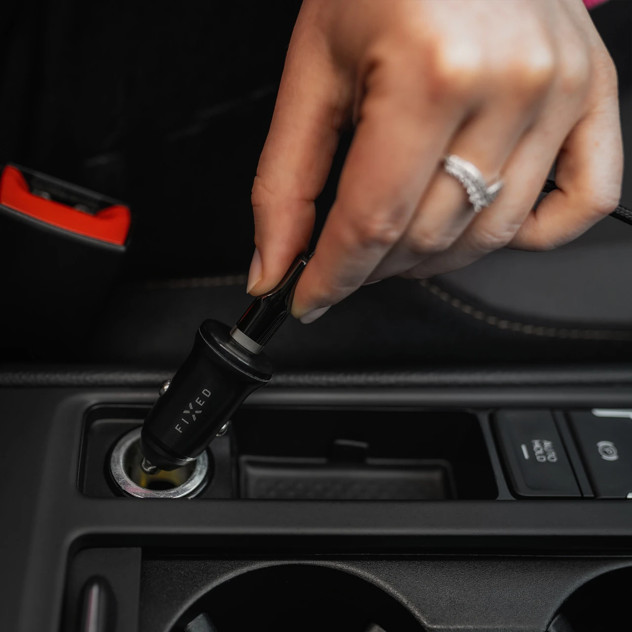 Autonabíječka FIXED s USB-C výstupem a podporou PD, 30W, černá