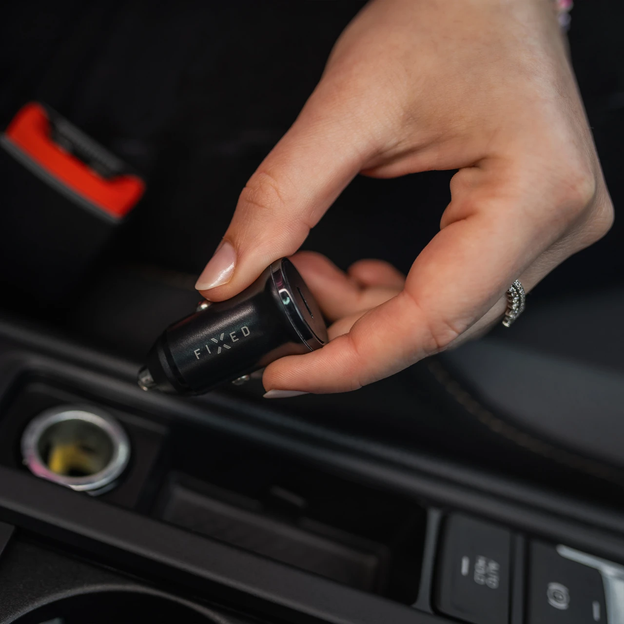 Autonabíječka FIXED s USB-C výstupem a podporou PD, 20W, černá
