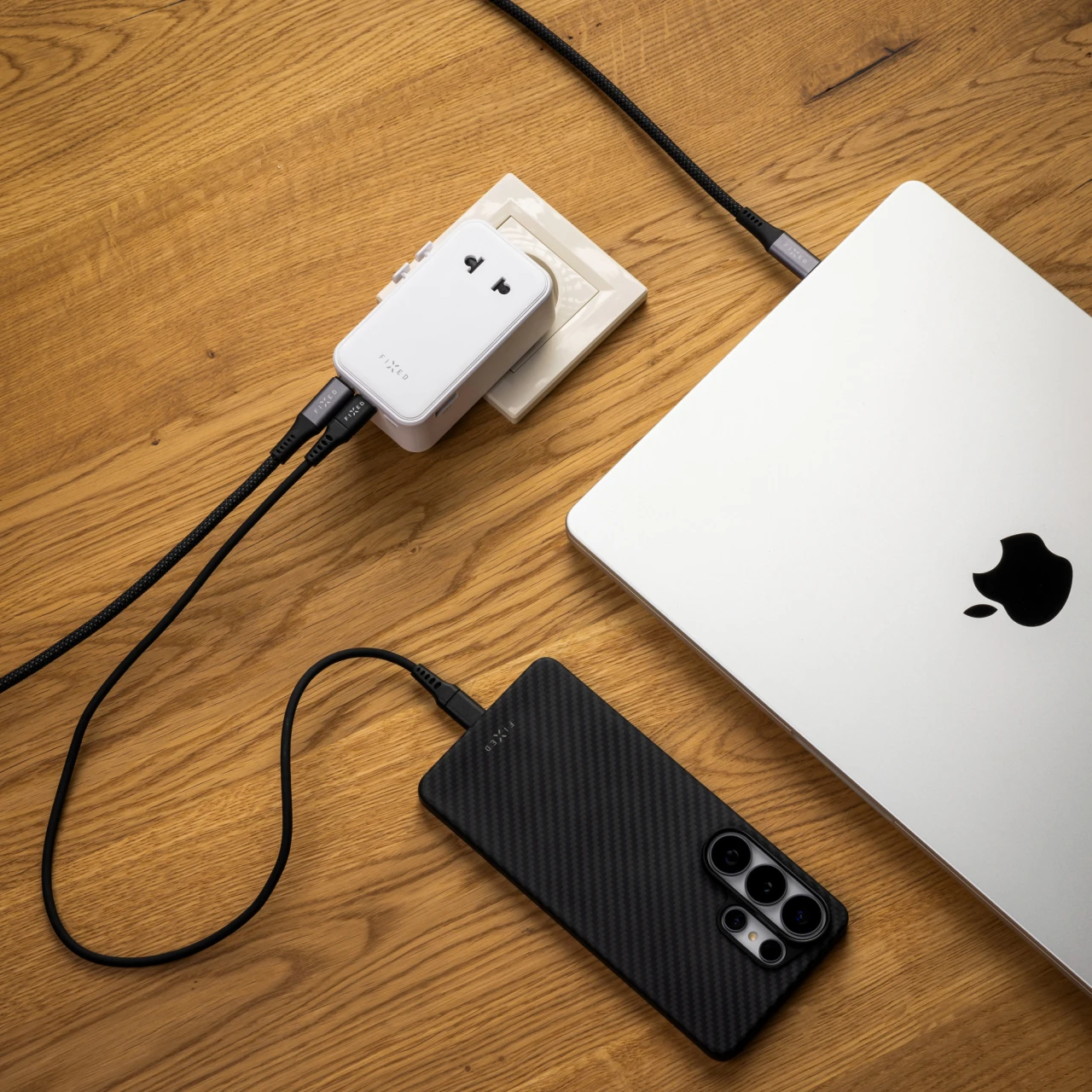 Cestovní adaptér FIXED Voyager Slim 45W pro EU, UK a USA/AUS, s 3xUSB-C a USB výstupem, GaN, PD 45W, bílá