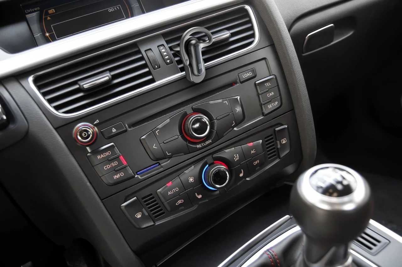 Bluetooth headset Cellularline CAR FLAT včetně nabíjecí základny do auta, černá