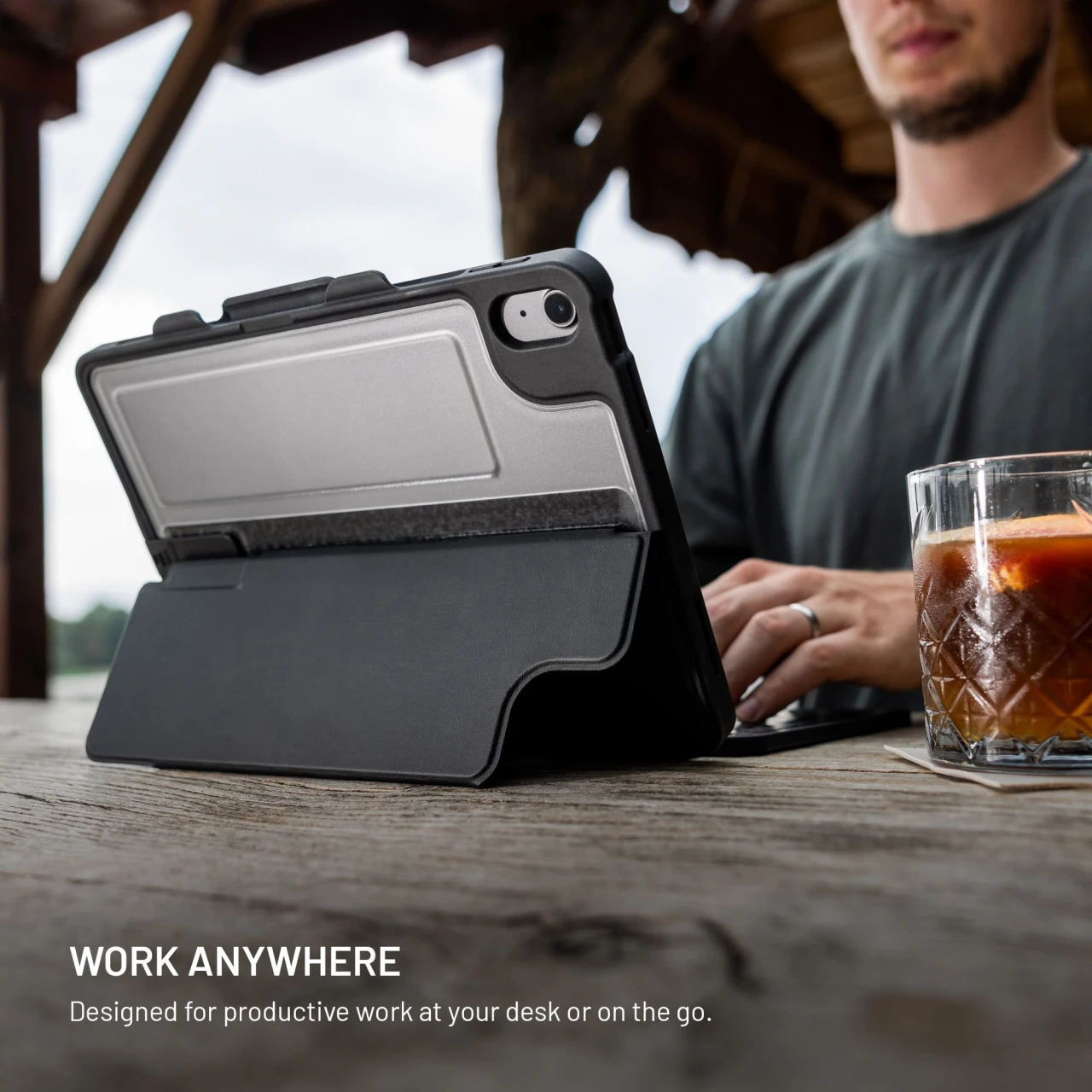 Pouzdro s USB-C klávesnicí FIXED Typee Enduro pro Apple iPad 10,9" (2022)/iPad 11" (2025), CZ, černá