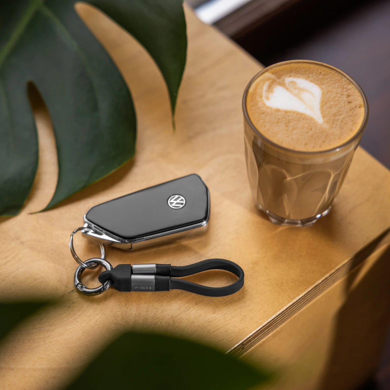 Kabel FIXED Clip Cable USB-C/USB-C, s karabinou, 3.2 Gen 2 10Gb/s, 4K60Hz, PD 240W, černá