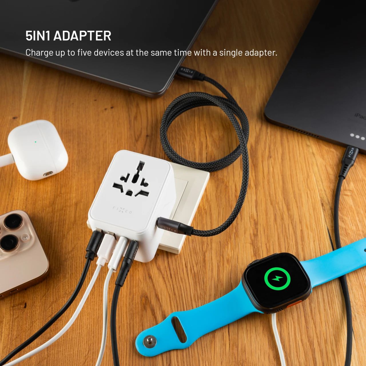 Cestovní adaptér FIXED Voyager 70W pro EU, UK a USA/AUS, s 3xUSB-C a 2xUSB výstupem, GaN, PD 70W, bílá