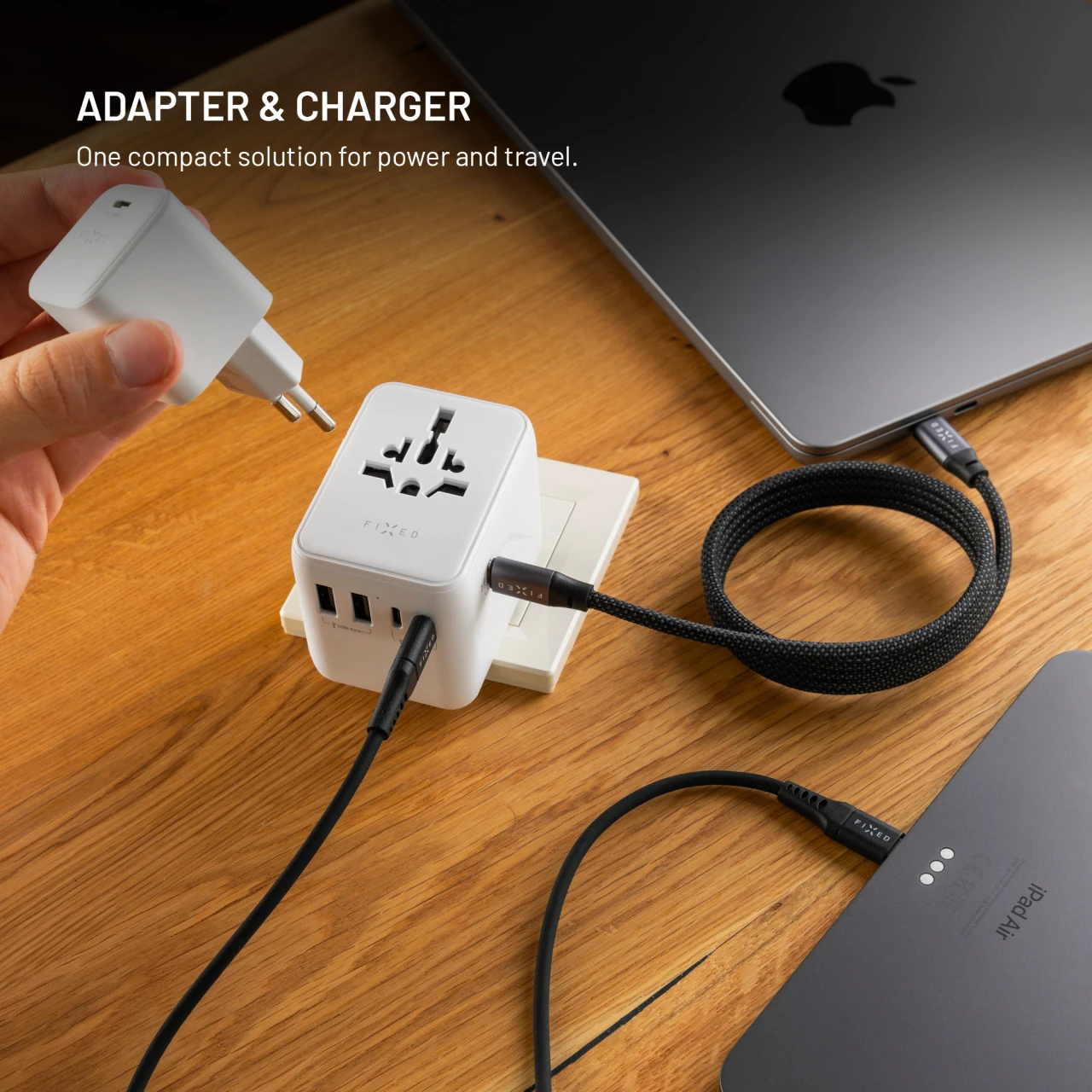 Cestovní adaptér FIXED Voyager 70W pro EU, UK a USA/AUS, s 3xUSB-C a 2xUSB výstupem, GaN, PD 70W, bílá