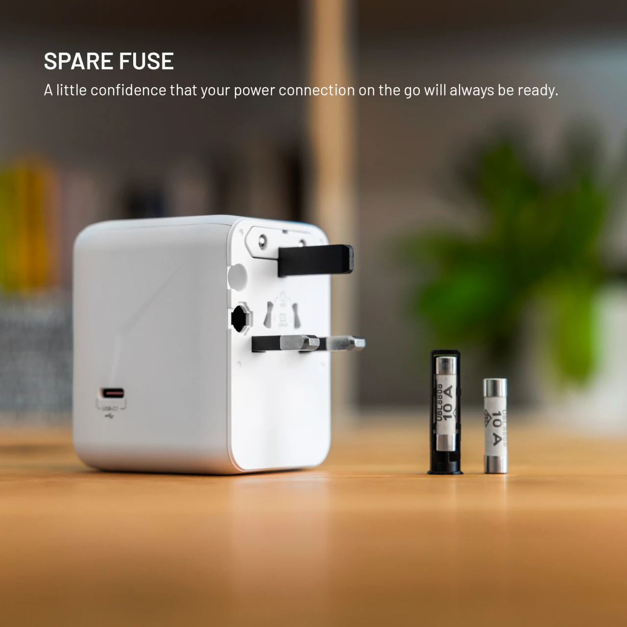 Cestovní adaptér FIXED Voyager 70W pro EU, UK a USA/AUS, s 3xUSB-C a 2xUSB výstupem, GaN, PD 70W, bílá